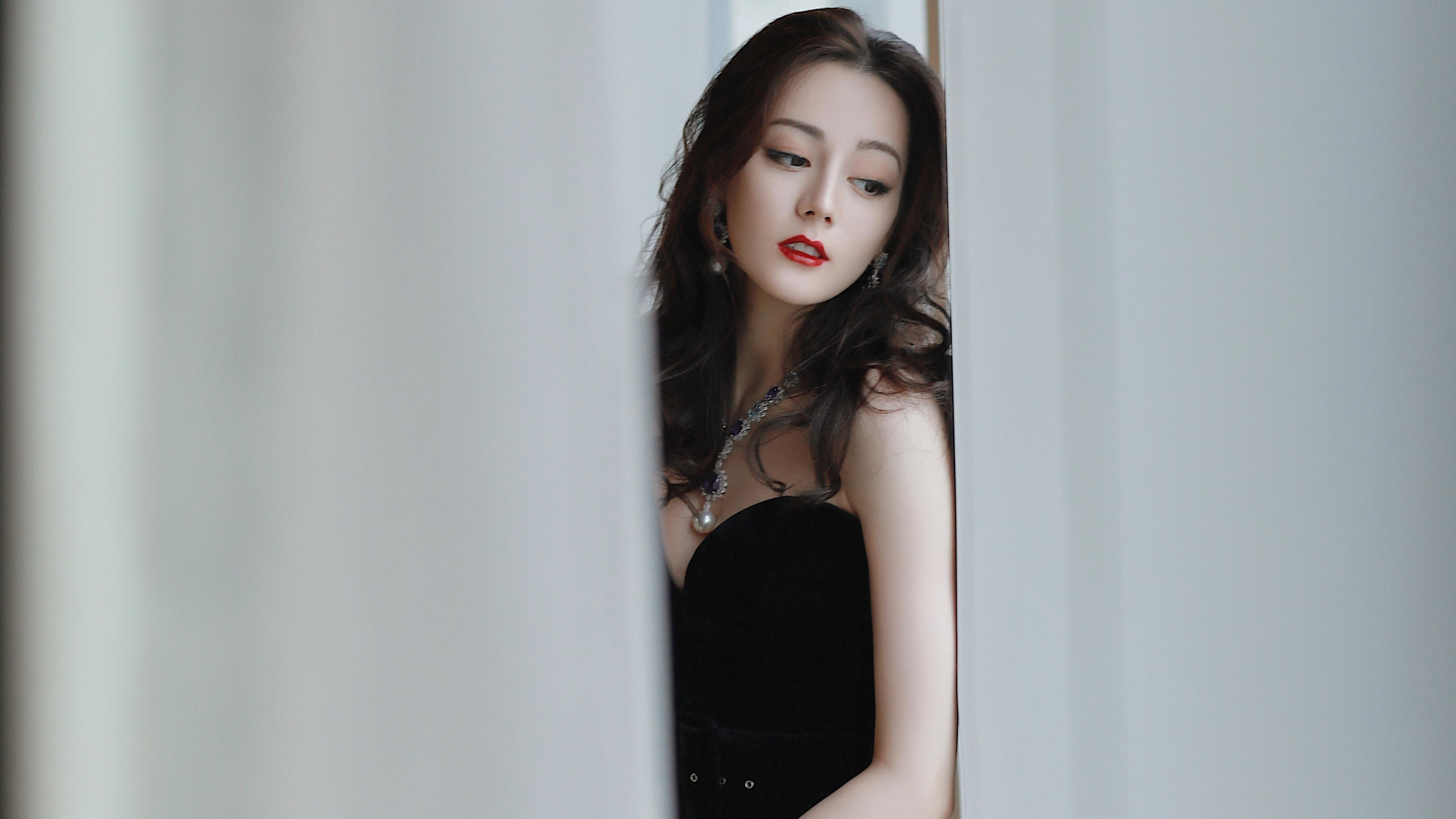 西班牙球队与日本球队在联赛中交手,激烈对抗,西班牙对日本男足